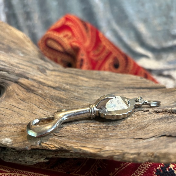 1980’s VINTAGE AC/DC HIGHWAY TO HELL BOTTLE OPENER KEYCHAIN MADE IN ENGLAND - Picture 2 of 4